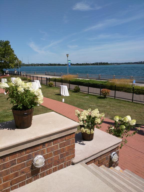 Roberts Riverwalk Urban Resort Hotel Detroit Exterior foto