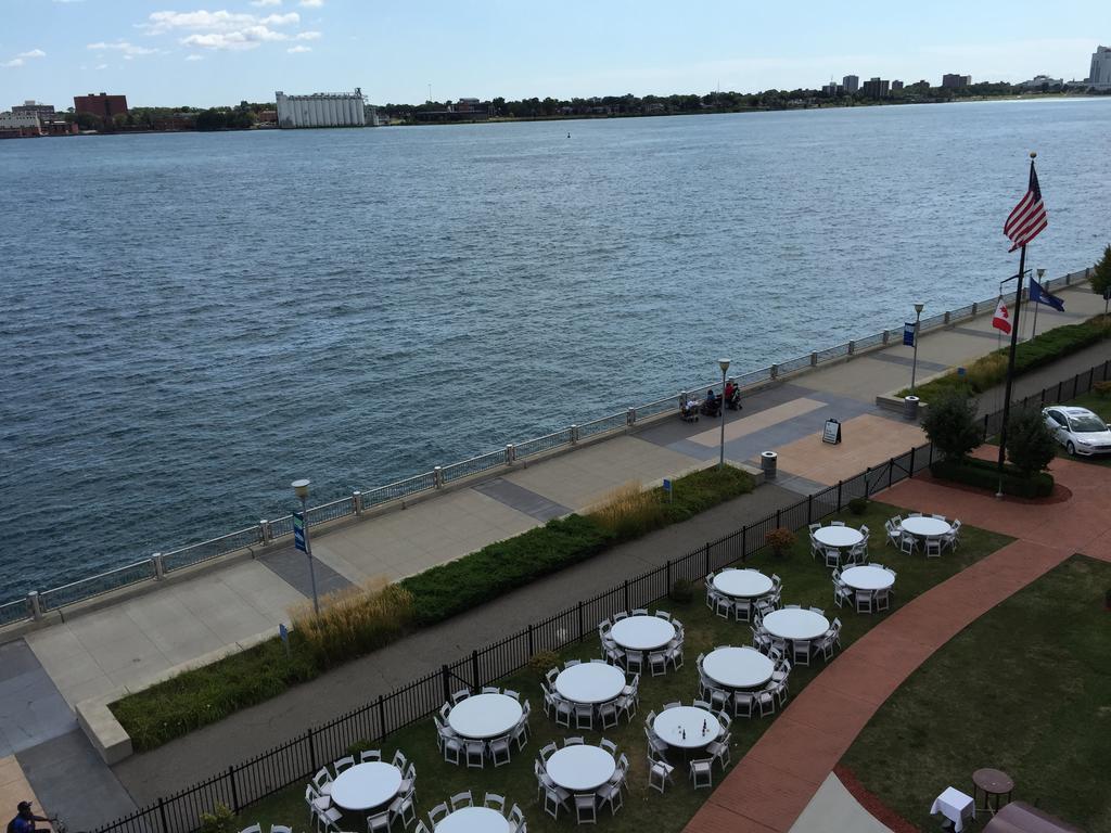 Roberts Riverwalk Urban Resort Hotel Detroit Exterior foto