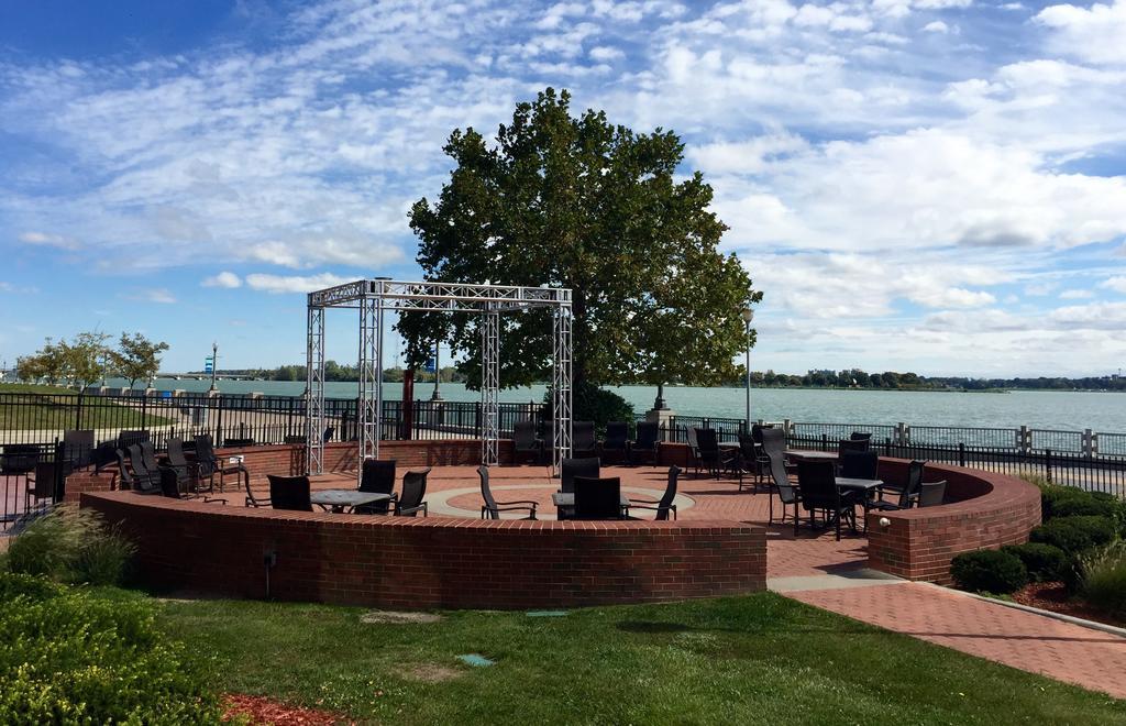 Roberts Riverwalk Urban Resort Hotel Detroit Exterior foto